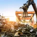 İstanbul hurda alımı esnasında kepçeyle metal yığınlarının toplanması